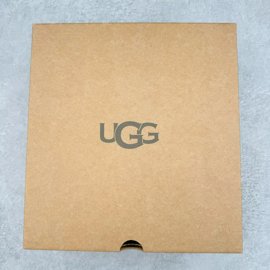 Pick up locally 💰520 UGG 5092 Classic autumn and winter sheepskin and fur integrated snow boots. All shoes are made of ZP. Longfeng A-grade Australian imported sheepskin and fur integrated brand OEM production line. Fully follow the ZP process. OEM original pattern maker. Adhering to the principle of no original shoe development and selection. Pay attention to every detail. The most authentic version on the market. TREADLITE "Light Wing" technology outsole. Light/durable/flexible/pile size: 35 36 37 38 39 40 Coding: by2936070